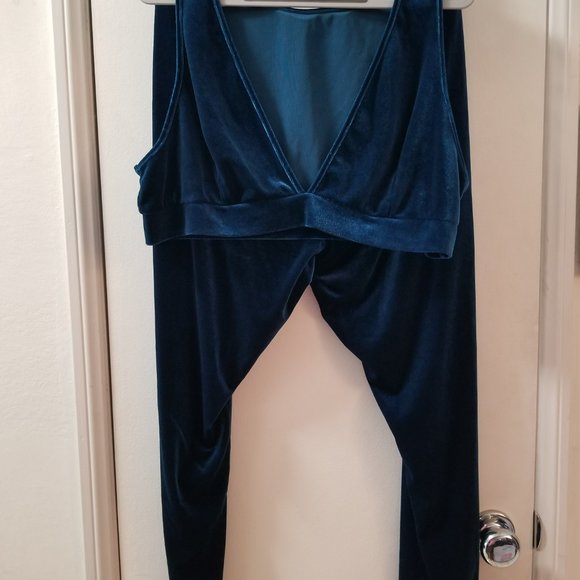 Shien Curve velvet 2-piece lounge pant and crop tank top - Picture 9 of 9